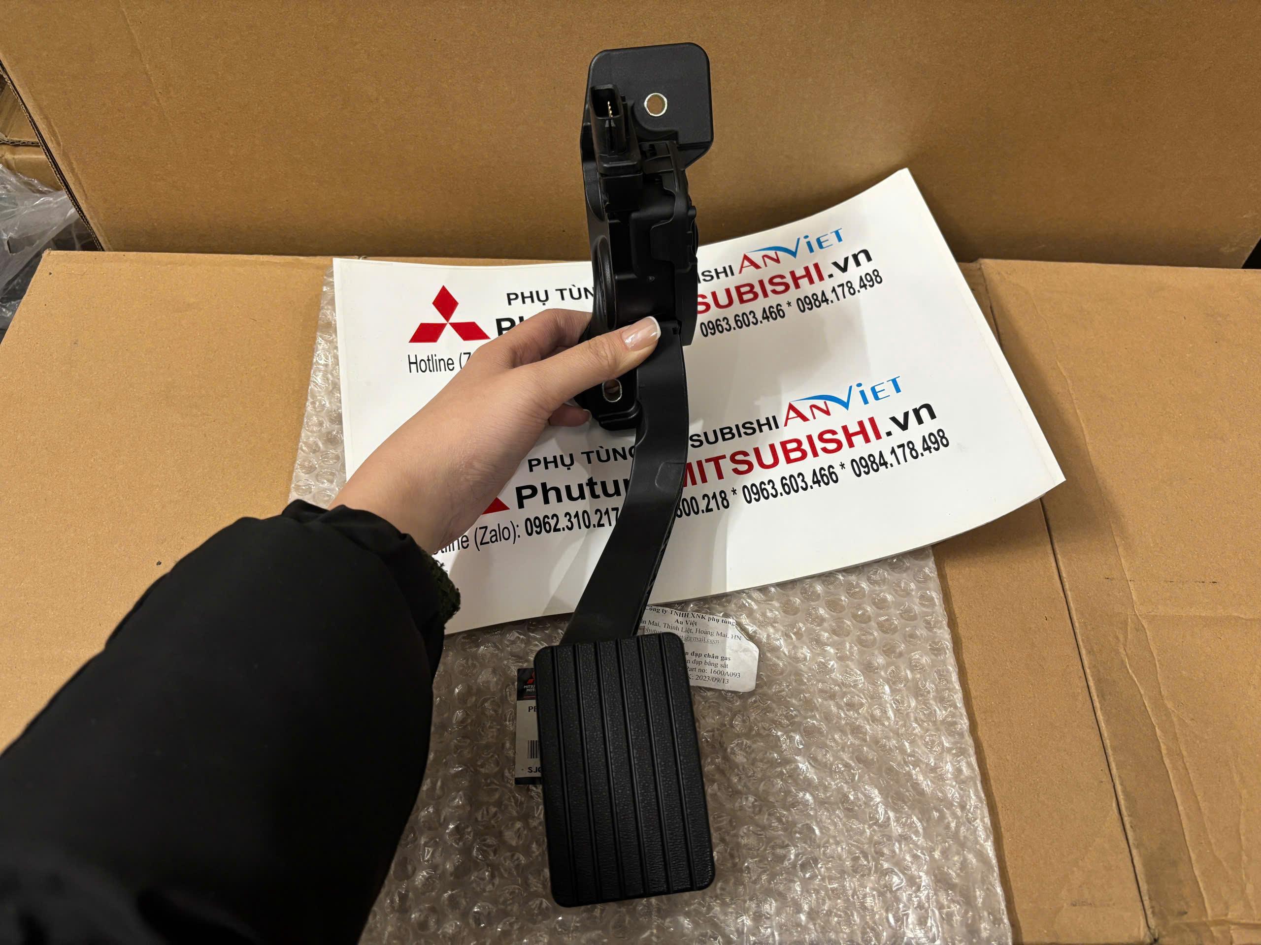 「まとめ専用」Đơn đặc biệt Chân đạp ga xe Mitsubishi Attrage